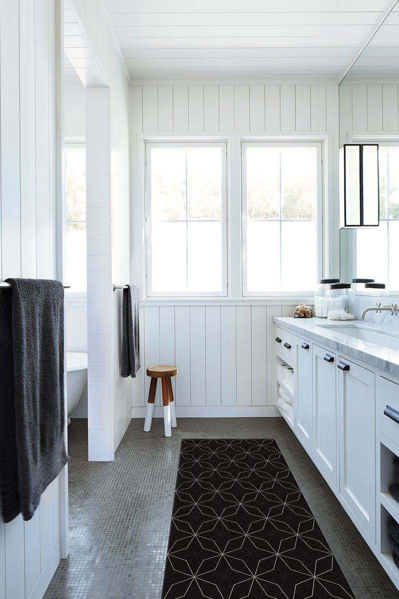 Geometrix Black Rug 2.5'x10' | Stain-Resistant